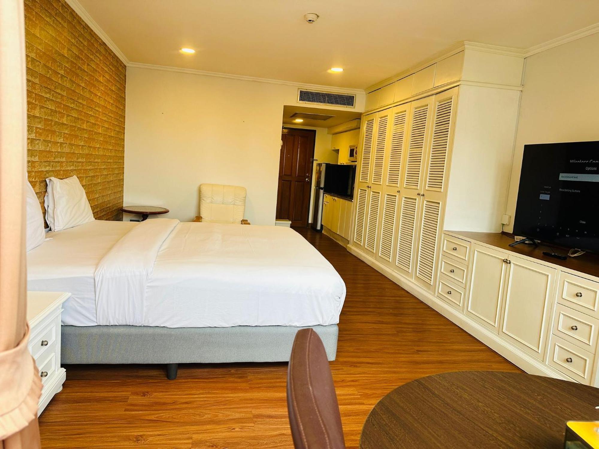 Affordable Serviced In Nana Omni Tower - Prime Sukhumvit Location Bangkok